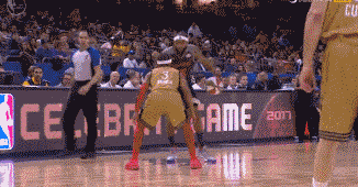 阿尔卡拉斯为了表演赛也是拼了，不过这种e人性格观众是肯定愿意买票的（阿尔卡拉斯为表演赛也拼尽全力，这种外向性格观众更愿买单）