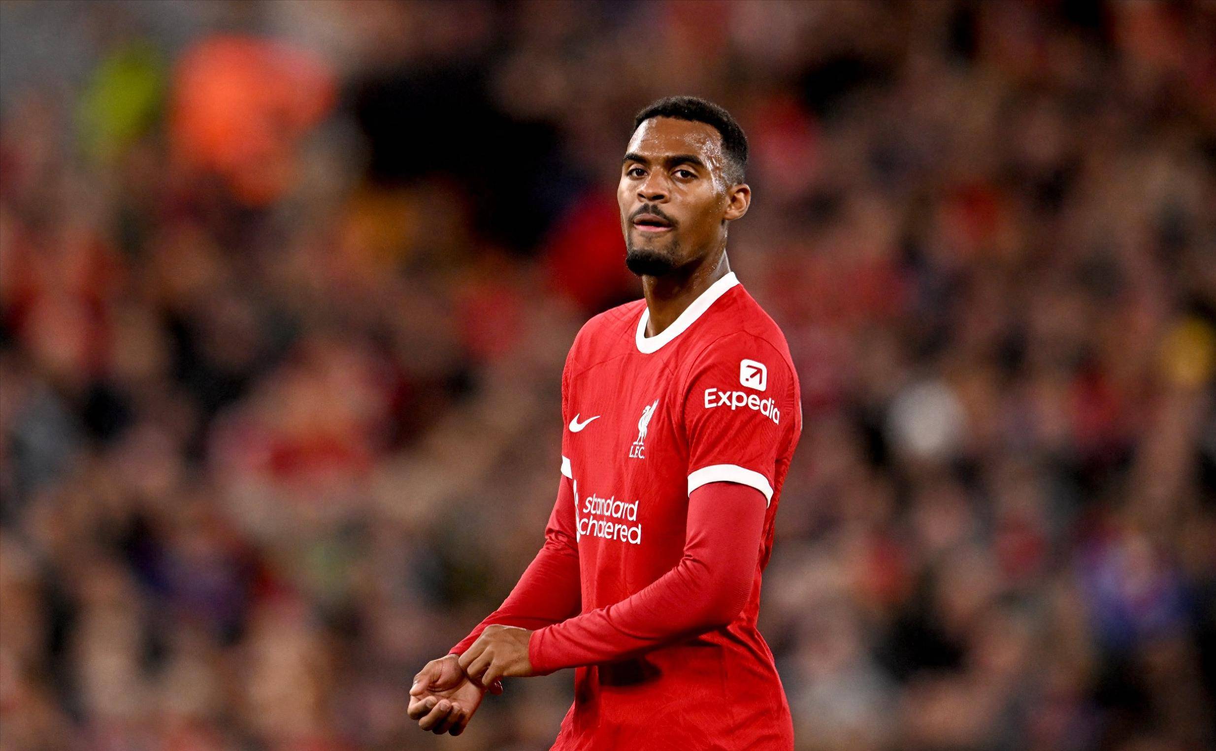 维埃里：现在拿皮奥和其他人比较毫无意义，应该让他安心踢球（维埃里：别再拿皮奥跟他人对比了，让他专心踢球才是正道）