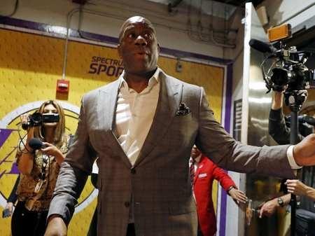 裁判判罚引发球迷不满（判罚争议点燃球迷不满）