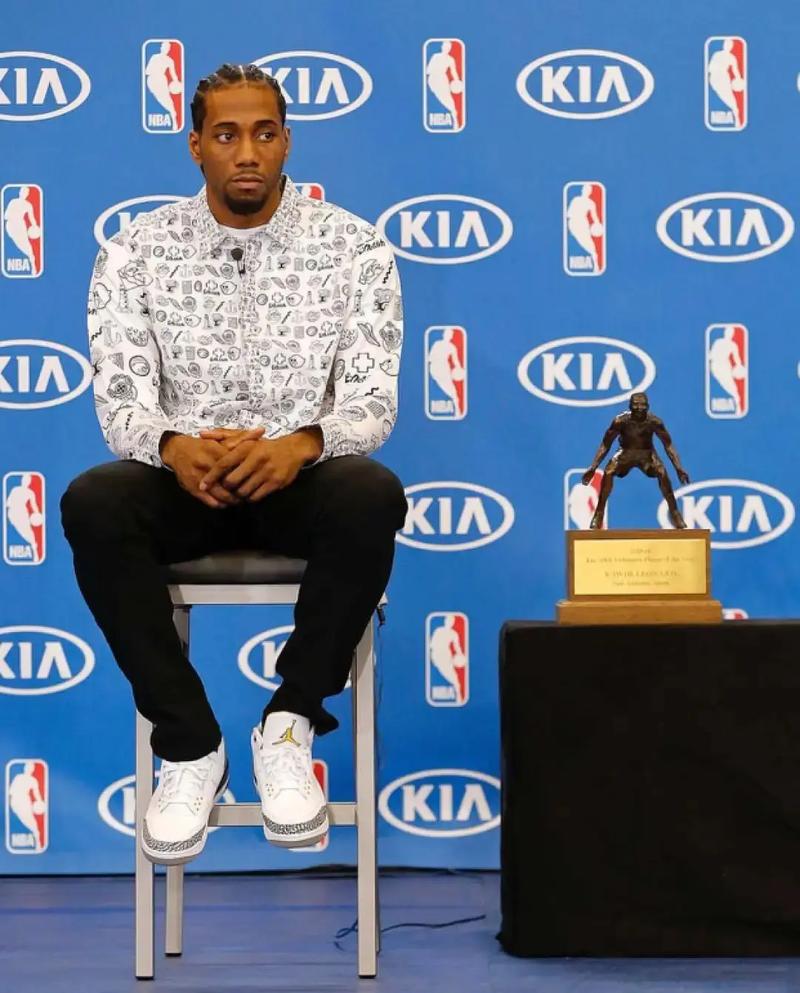 状态火热！浓眉连续4场比赛拿到两双，场均24.5分15板（浓眉状态爆棚：连续4场斩获两双，场均24.5分15篮板）