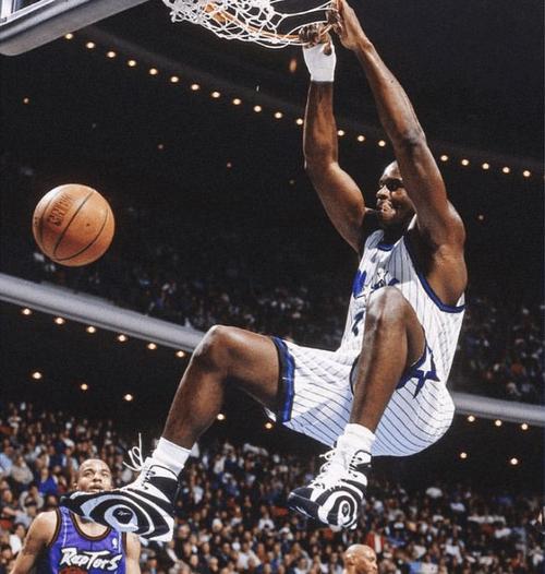 镜报：英超俱乐部密切关注维尼修斯，曼联利物浦都曾对他有意（镜报：英超多队盯上维尼修斯，曼联与利物浦曾表达兴趣）