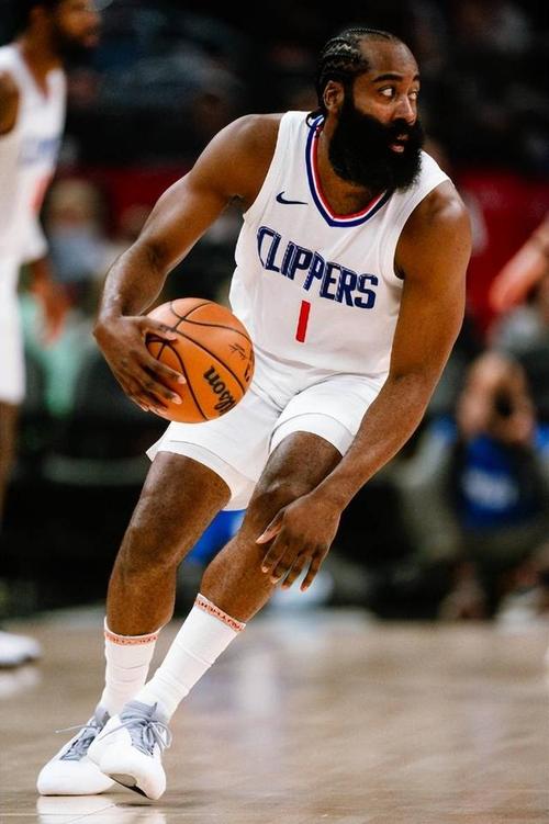 狂下三分雨！开拓者&勇士首节合计命中13记三分（勇士与开拓者首节上演三分大战，合计投进13记三分）